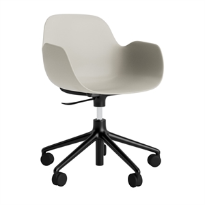 Normann Copenhagen - Form Armstol Swivel 5W med hjul - Sort/Lys grå